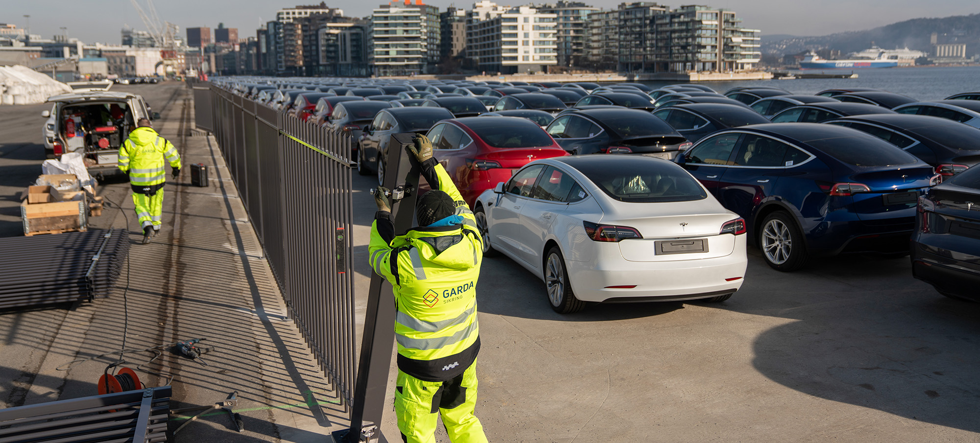 Garda personell monterer gjerde ved Oslo havn